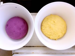 紫薯南瓜发糕,活好的两块面团