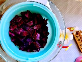 紫薯南瓜发糕,紫薯削皮切丁蒸熟备用

