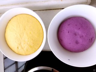 紫薯南瓜发糕,大概一个小时，面团已发酵原来两倍大