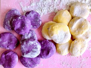 紫薯南瓜发糕,发酵好的面团排气后分成大小相等的小面团