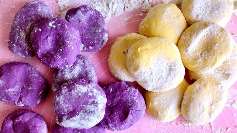 紫薯南瓜发糕,发酵好的面团排气后分成大小相等的小面团