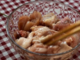 辣子鸡,用筷子拌匀，腌制半小时。有时间就多腌一会儿会更加入味
