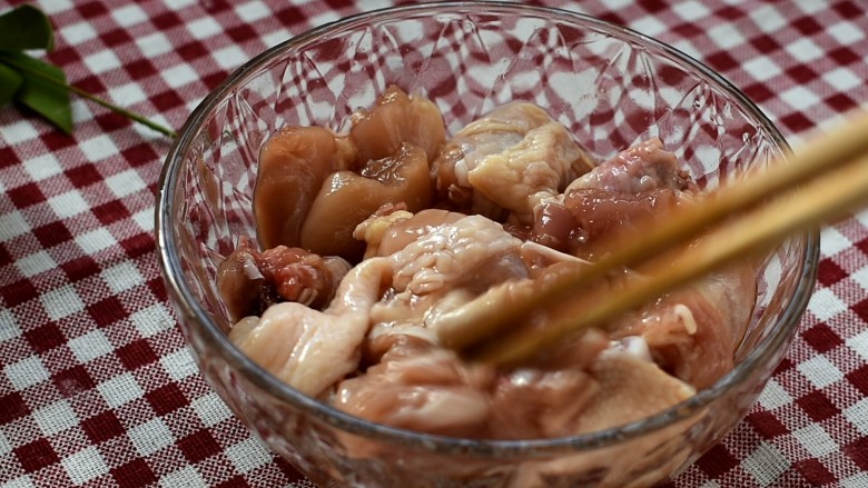 辣子鸡,用筷子拌匀，腌制半小时。有时间就多腌一会儿会更加入味