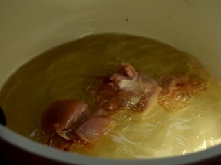 辣子鸡,腌制好的鸡块放入油锅中炸制，油温七成热左右