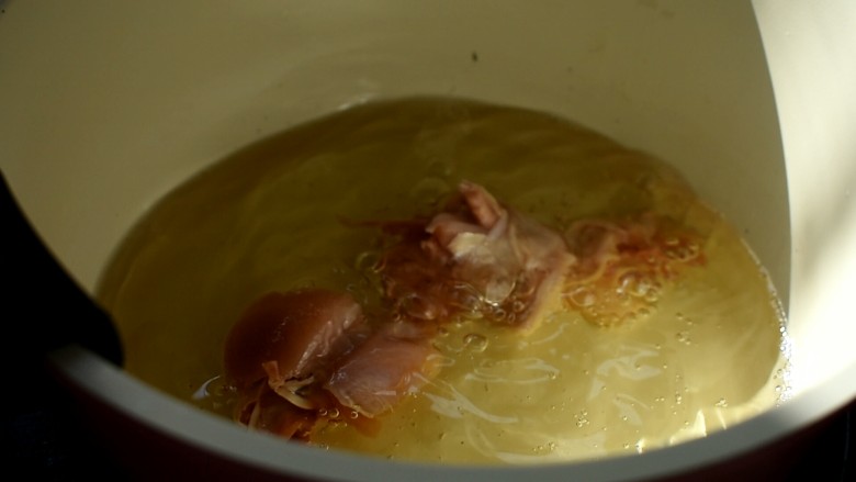 辣子鸡,腌制好的鸡块放入油锅中炸制，油温七成热左右
