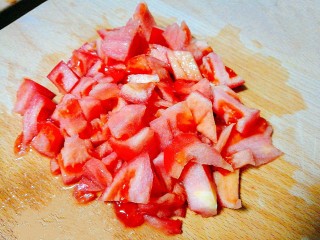 暖胃又舒服的番茄鸡蛋疙瘩汤,西红柿切小丁