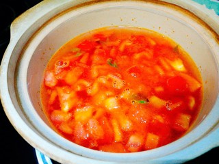 暖胃又舒服的番茄鸡蛋疙瘩汤,加入清水煮开