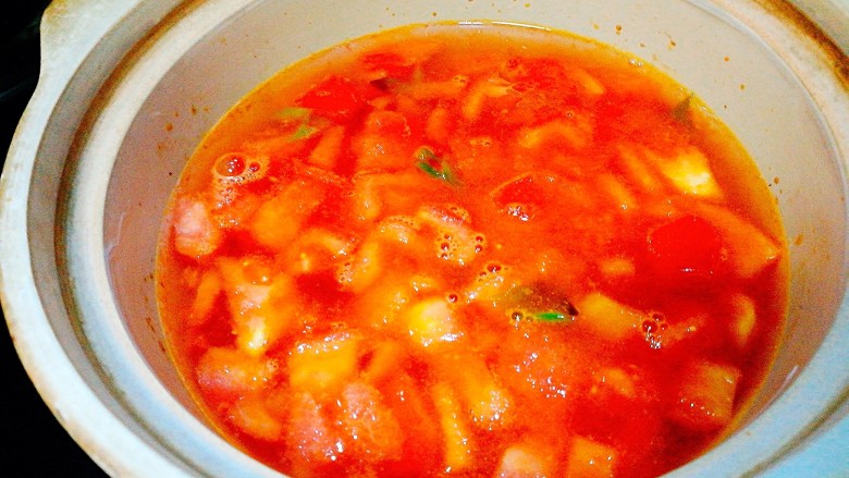 暖胃又舒服的番茄鸡蛋疙瘩汤,加入清水煮开