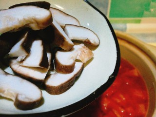 暖胃又舒服的番茄鸡蛋疙瘩汤,放入香菇片