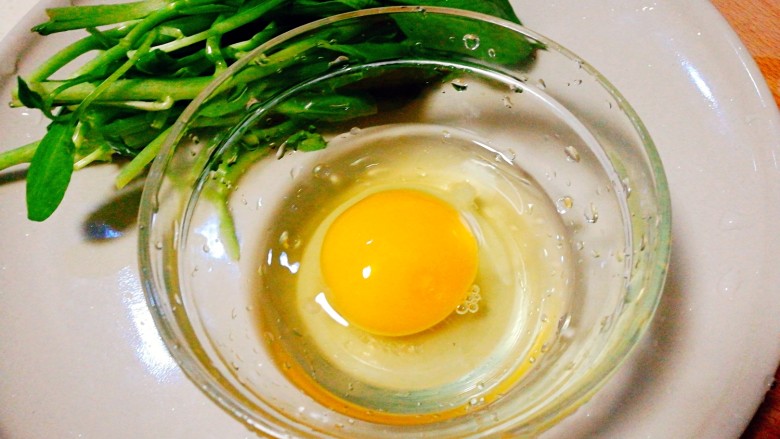 暖胃又舒服的番茄鸡蛋疙瘩汤,鸡蛋用筷子打散