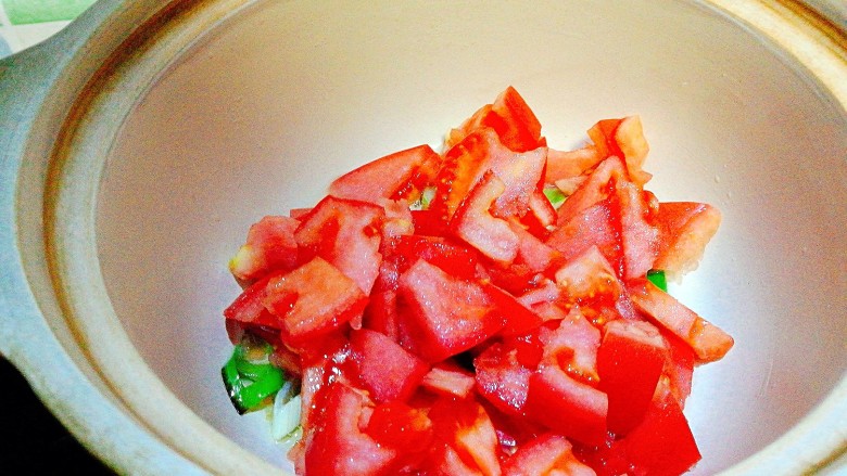 暖胃又舒服的番茄鸡蛋疙瘩汤,倒入西红柿丁