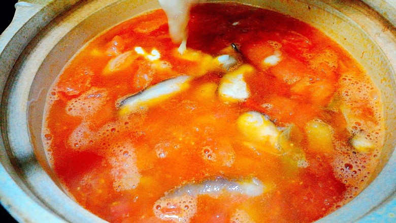 暖胃又舒服的番茄鸡蛋疙瘩汤,将面糊下入锅中 用筷子搅拌