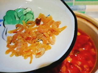 暖胃又舒服的番茄鸡蛋疙瘩汤,锅中加入海米