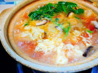 暖胃又舒服的番茄鸡蛋疙瘩汤,蛋液慢慢倒入锅中