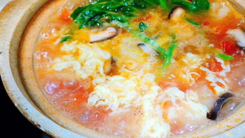 暖胃又舒服的番茄鸡蛋疙瘩汤,蛋液慢慢倒入锅中