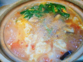暖胃又舒服的番茄鸡蛋疙瘩汤,撒些胡椒粉