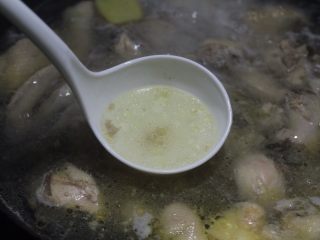 鸡汤云吞面，暖暖的味道,中大火一直熬制半小时以上，鸡汤就会变成淡黄色了，加两片姜进去，小火再煮10分钟就好啦，整个过程不用放盐。