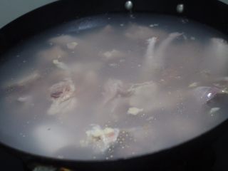 鸡汤云吞面，暖暖的味道,鸡块冷水下锅，大火烧开滚水，水要多加点。