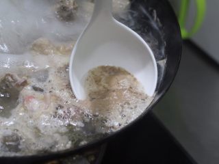 鸡汤云吞面，暖暖的味道,滚水的时候还是会有血沫飘上来，用勺子撇去不要。