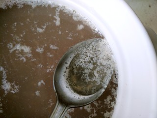 茶树菇排骨汤,煮开后，撇去浮末