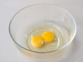 快手鸡蛋薄饼,清水鸡蛋倒入碗里，搅打均匀；