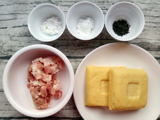  海苔肉香酿豆腐,准备好食材：玉米淀粉，玉米淀粉，海苔芝麻粉，肉末，豆腐