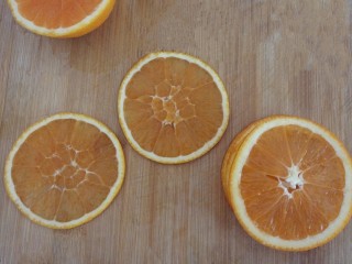 蜜橙糕,橙子洗净，对半切开，每个橙子沿截面切下两片薄片