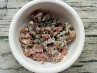  海苔肉香酿豆腐,将肉末，海苔芝麻粉和玉米淀粉搅拌均匀