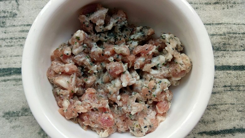  海苔肉香酿豆腐,将肉末，海苔芝麻粉和玉米淀粉搅拌均匀