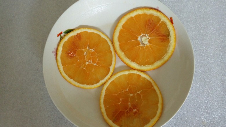 蜜橙糕,盘里放入切好的橙子薄片