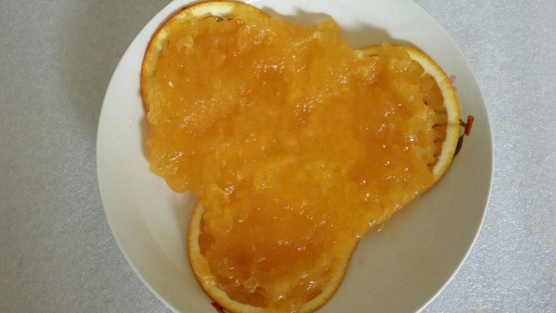 蜜橙糕,把熬好的浓稠液均匀舀到橙子薄片上