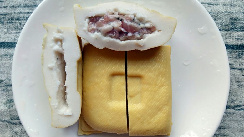  海苔肉香酿豆腐,拿筷子轻轻在中间划一划然后把肉末塞进去（不要塞太满哦，容易裂）