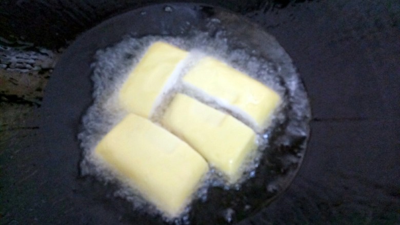  海苔肉香酿豆腐,锅里放油，油热后转温火再放入豆腐慢慢炸，不要老去翻它，让它炸一下