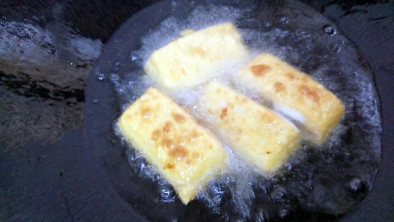  海苔肉香酿豆腐,再翻一年炸到两面都金黄