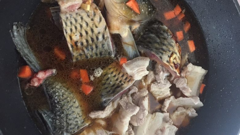 农家炖鲫鱼,放水，开锅放肉，中火20分钟，放粉条