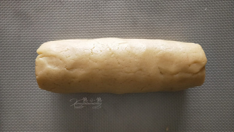 小熊爪印饼干--小盆友都喜欢,用原味面团包起可可面团，尽可能包均匀。