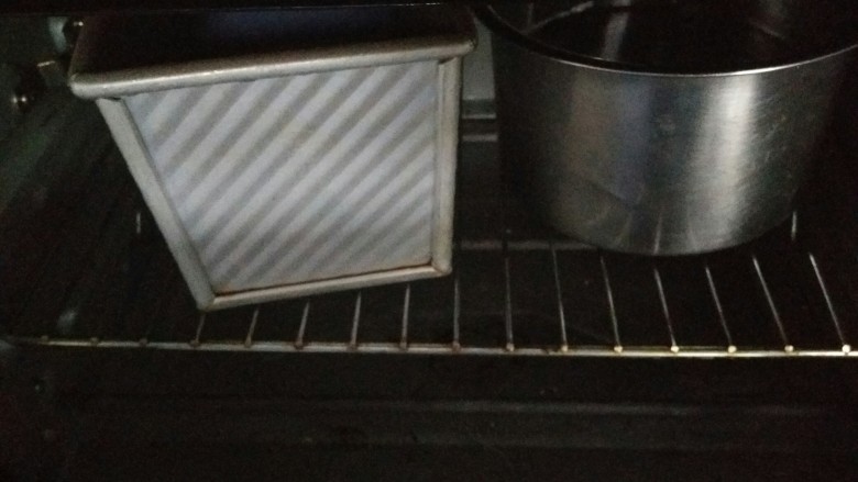 蝶豆花土司,放烤箱里发酵，加一碗热水，调温度38度即可