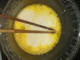 奶油蛋糕卷,牛奶，色拉油加入蛋黄搅拌，加面粉、小苏打、泡打粉在搅拌均匀