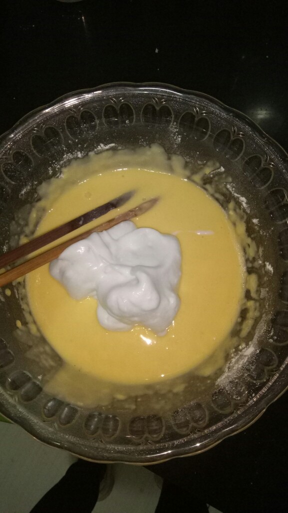 奶油蛋糕卷,打发后分三次加入蛋黄里
