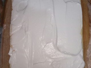 奶油蛋糕卷,烤箱取出抹上奶油，从一边卷起