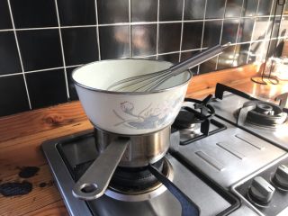 法式传统甜点：蛋白糖/Meringue,这一步看起来比较复杂但是其实很简单. 锅子里加入少许清水（水水平在盘子下面、大概2-3厘米）. 然后开火烧水、水烧之后换小火. 将蛋清糖盘子放在锅上. 