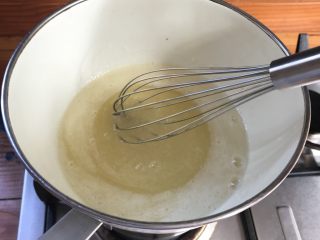 法式传统甜点：蛋白糖/Meringue,然后就开始不断搅拌、我们是要糖融化不是煮鸡蛋所以这个一步需要注意一点. 