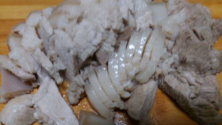 #为家乡菜爆灯#酸菜汆白肉,切成肉片