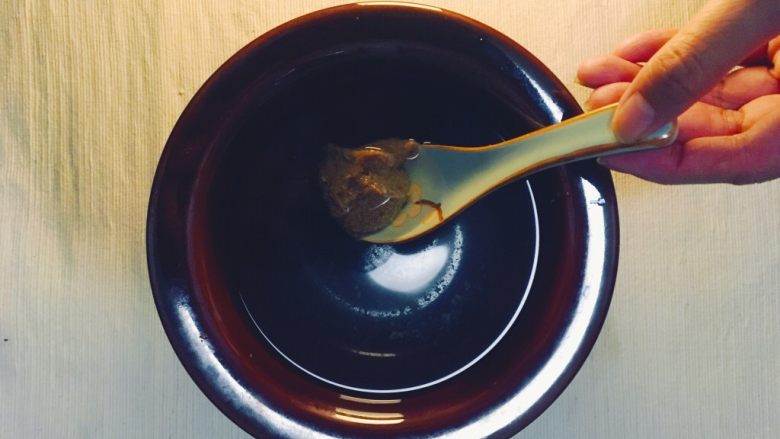 味噌鸡肉丸日式火锅,取一勺味噌，放入高汤溶化。味噌高汤置于锅中备用。