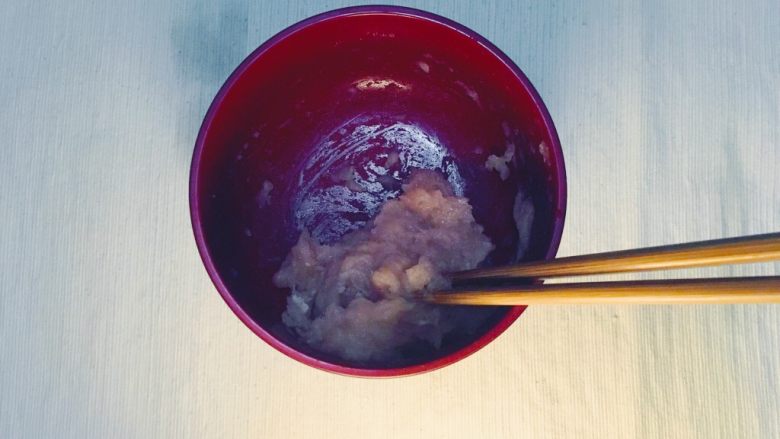 味噌鸡肉丸日式火锅,加入日本料理酒，搅拌至粘稠。