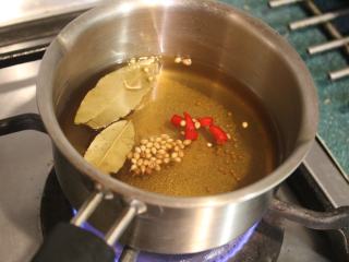 日式腌萝卜,将第一种腌汁材料全置于小钵，煮至糖份融解，微微滚起。