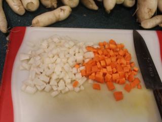 日式腌萝卜,萝卜、胡萝卜去皮后切小丁。