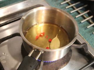日式腌萝卜,将第二种腌汁材料全置于小钵，煮至糖份融解，微微滚起。