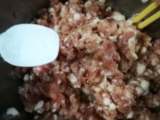 开洋香菇荠菜大馄饨,视情况加少许盐，因为开洋本身鲜咸味，盐可以少加。