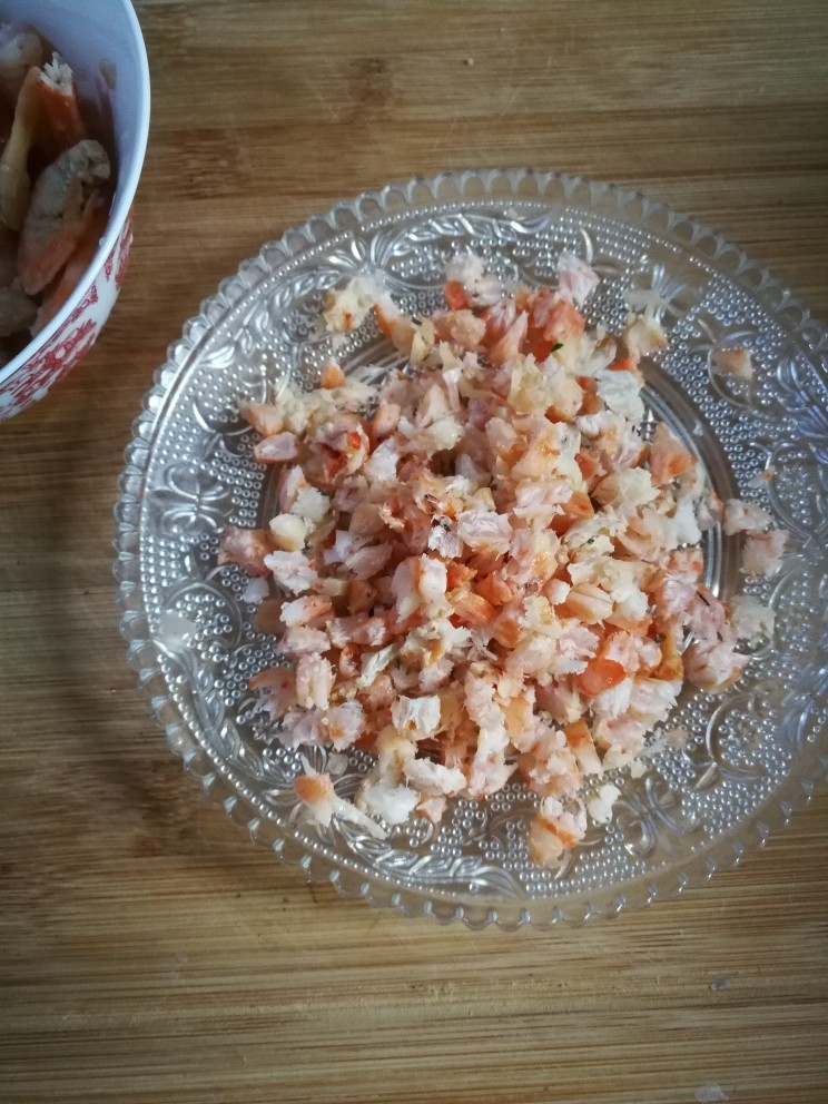 开洋香菇荠菜大馄饨,用厨房剪刀剪成小丁备用。